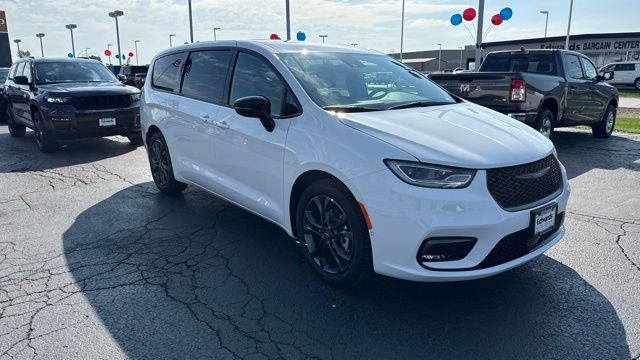 2026 Chrysler Pacifica Limited's photo