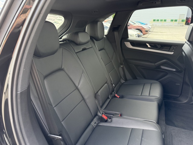 2025 Porsche Cayenne Base photo 20