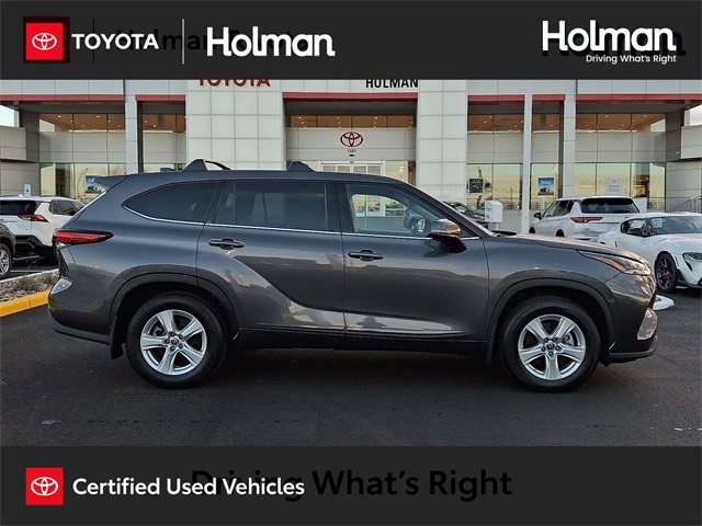 2022 Toyota Highlander LE's photo