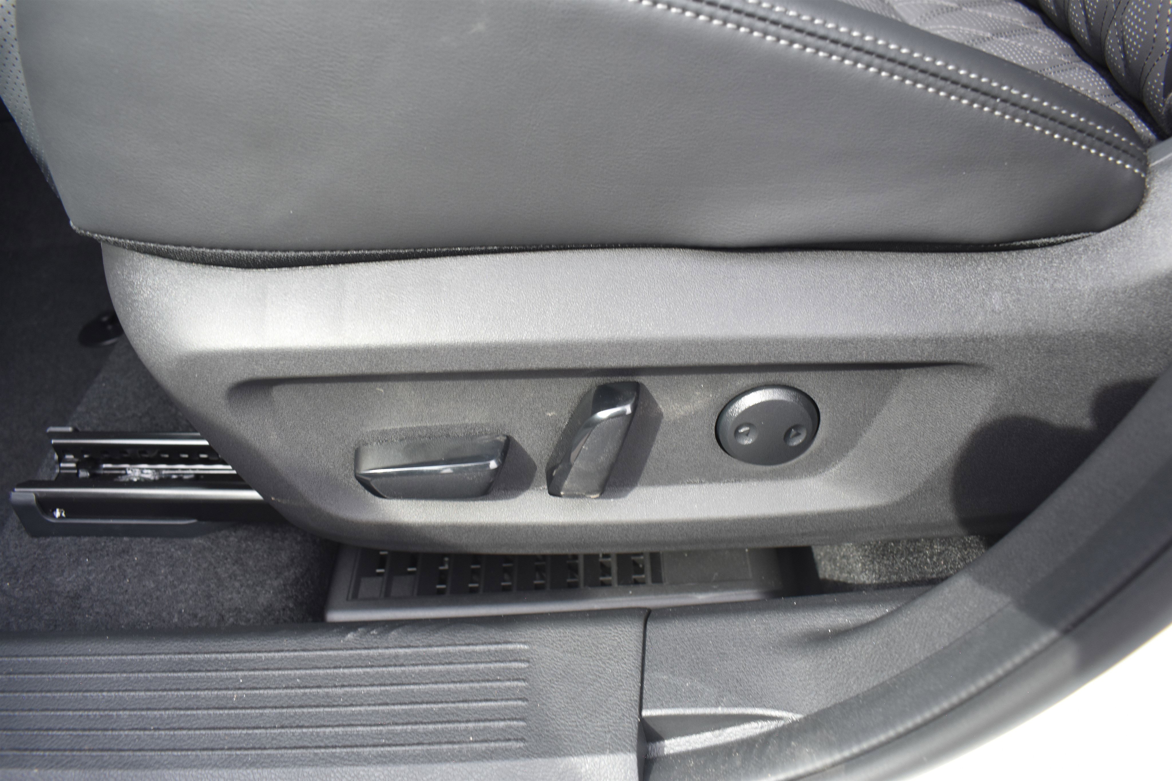 2026 Nissan Rogue Platinum photo 9