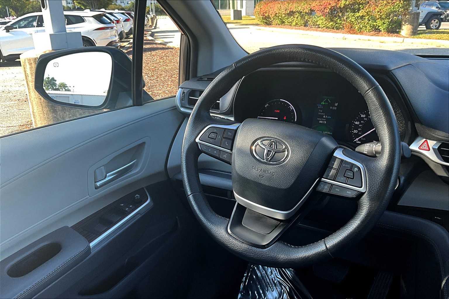 2024 Toyota Sienna XLE photo 17