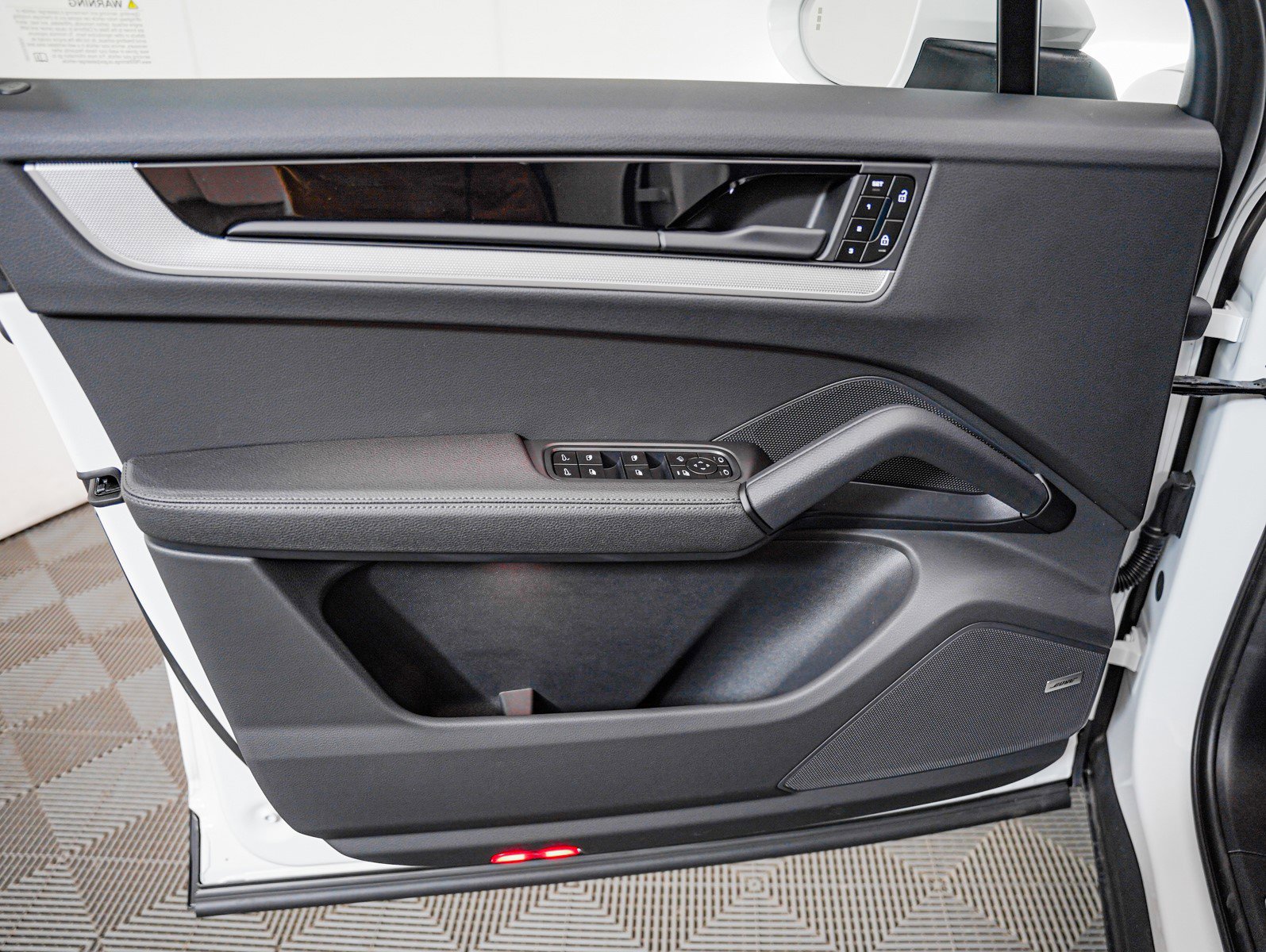 2025 Porsche Cayenne photo 24