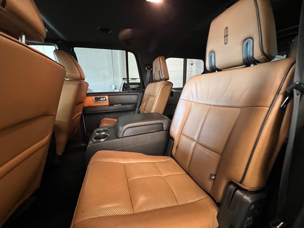 2014 Lincoln Navigator Base photo 18