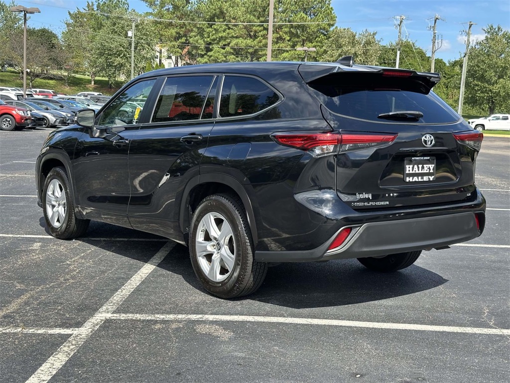 2023 Toyota Highlander LE photo 11