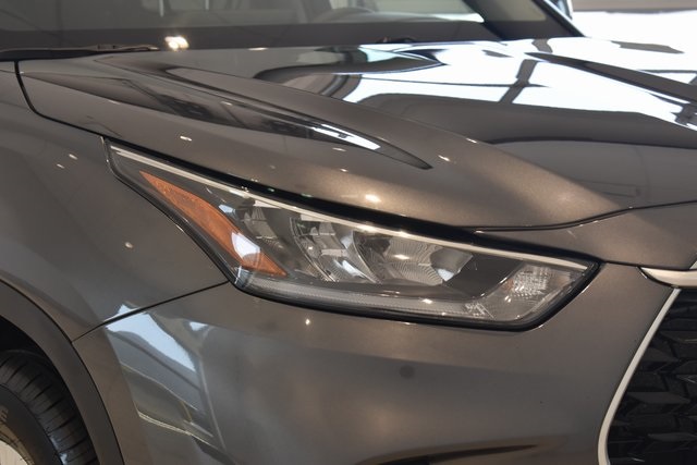 2023 Toyota Highlander LE photo 2