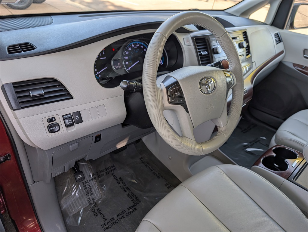 2014 Toyota Sienna XLE photo 10