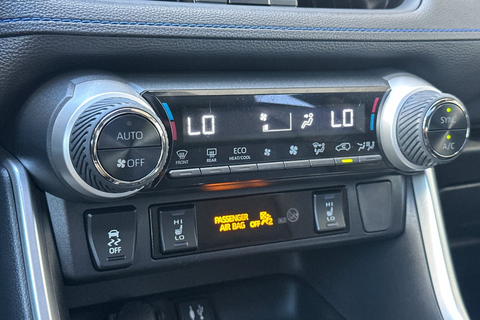 2019 Toyota RAV4 Hybrid XSE photo 17