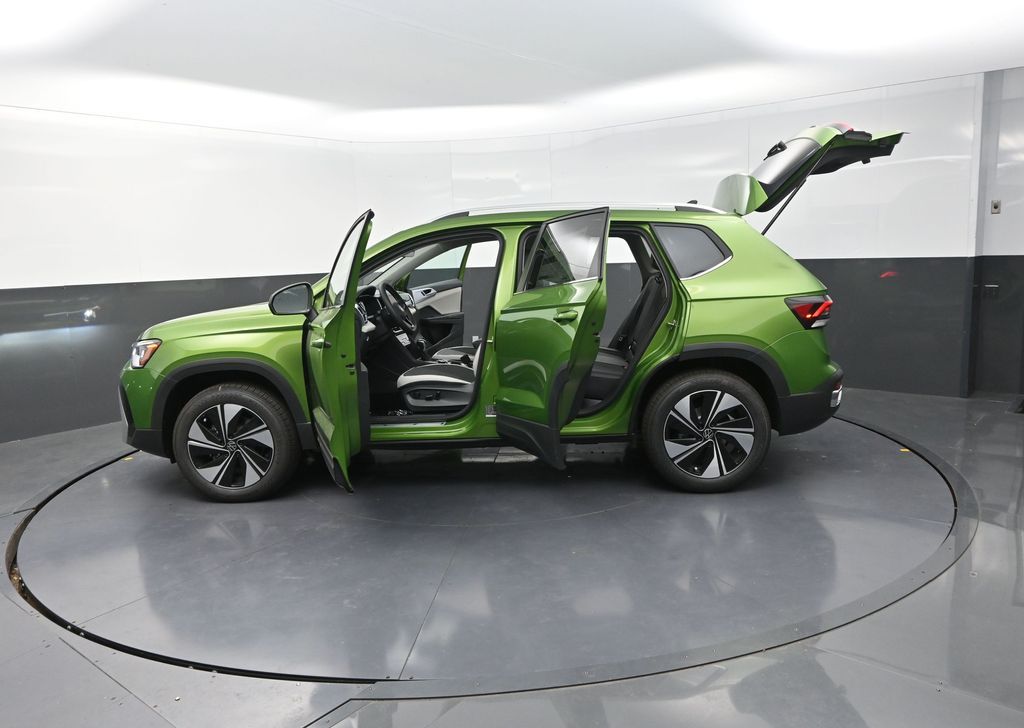 2025 Volkswagen Taos SE photo 29