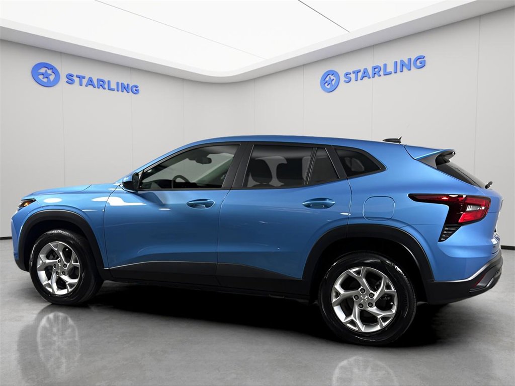 2025 Chevrolet Trax LS photo 2