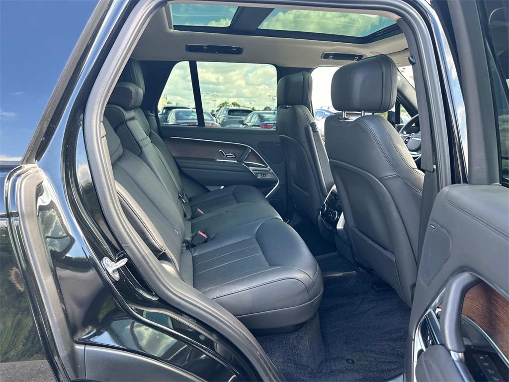 2023 Land Rover Range Rover SE photo 2