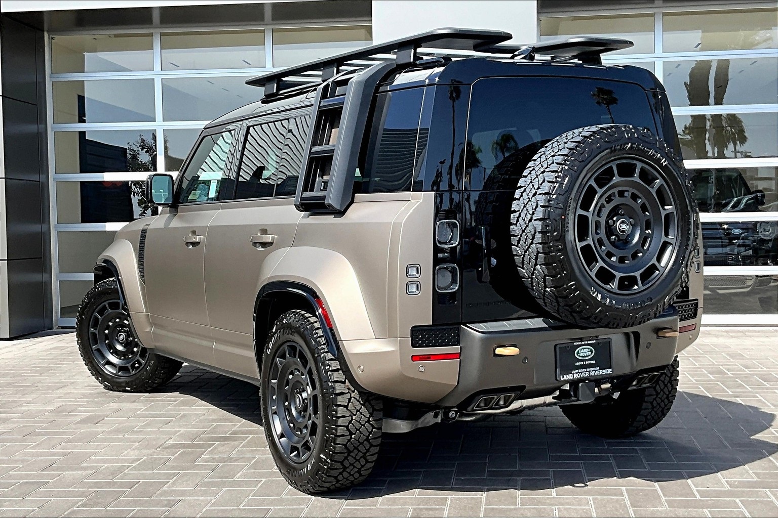 2025 Land Rover Defender 110 V8 photo 2