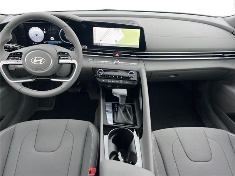 2024 Hyundai Elantra SEL Convenience photo 9