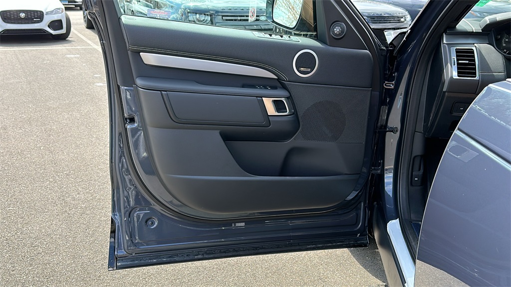 2025 Land Rover Discovery SE photo 9