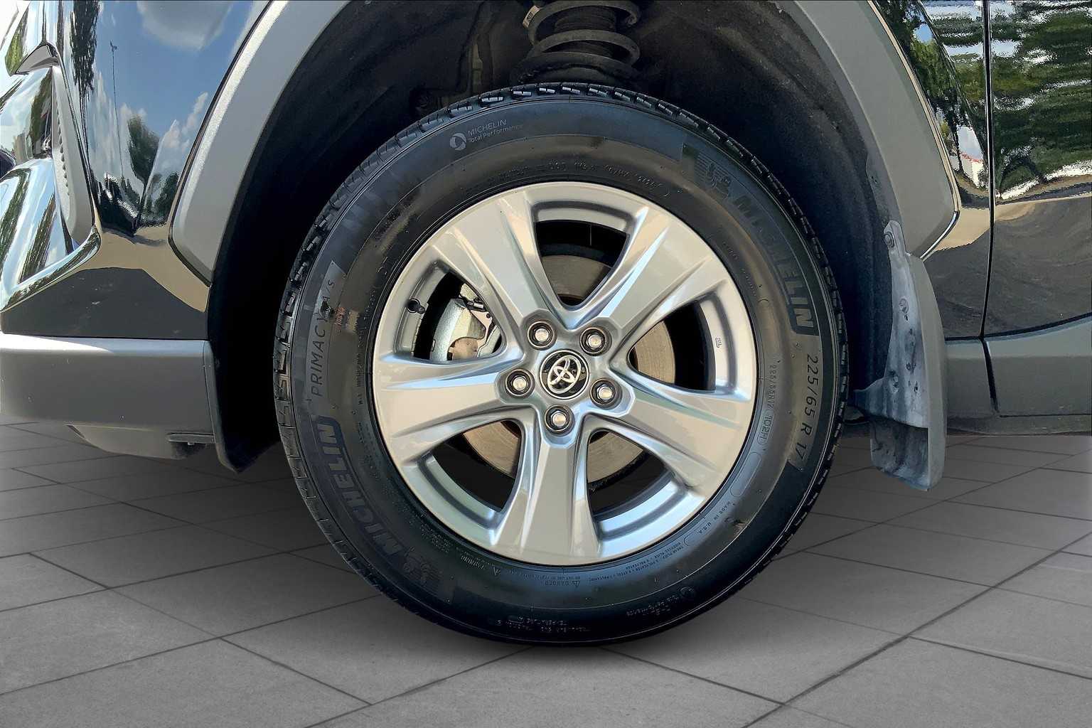 2024 Toyota RAV4 XLE photo 8
