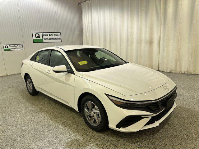 2025 Hyundai Elantra SE photo 2