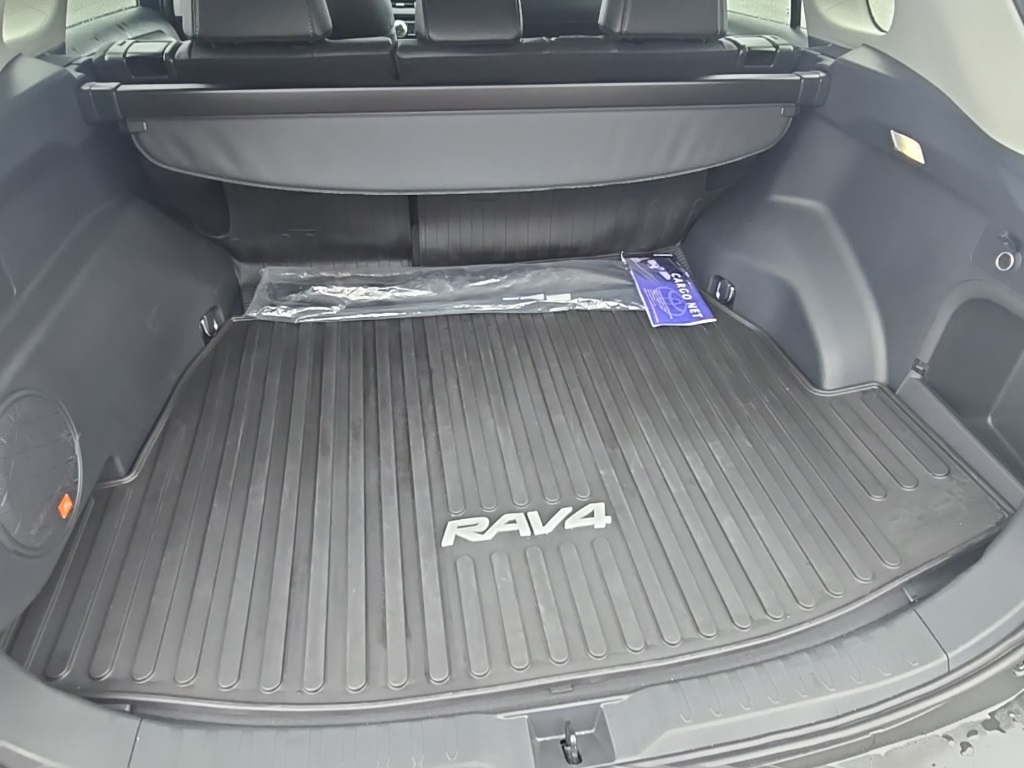 2024 Toyota RAV4 Hybrid XLE Premium photo 9