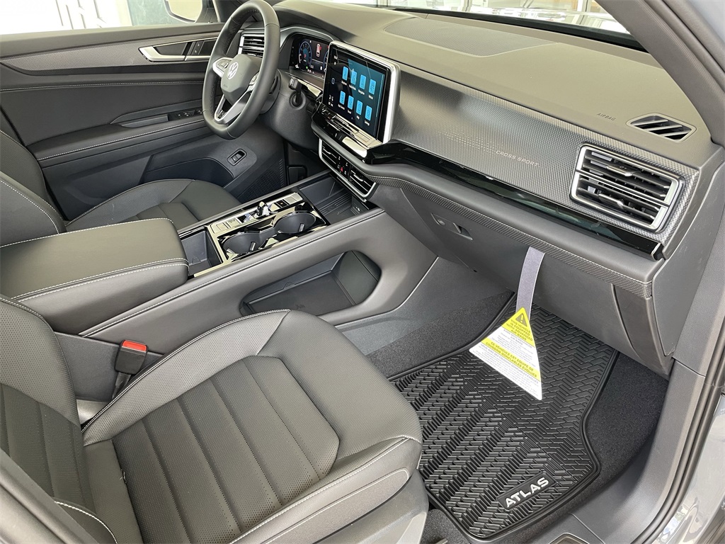 2025 Volkswagen Atlas Cross Sport SEL R-Line photo 36