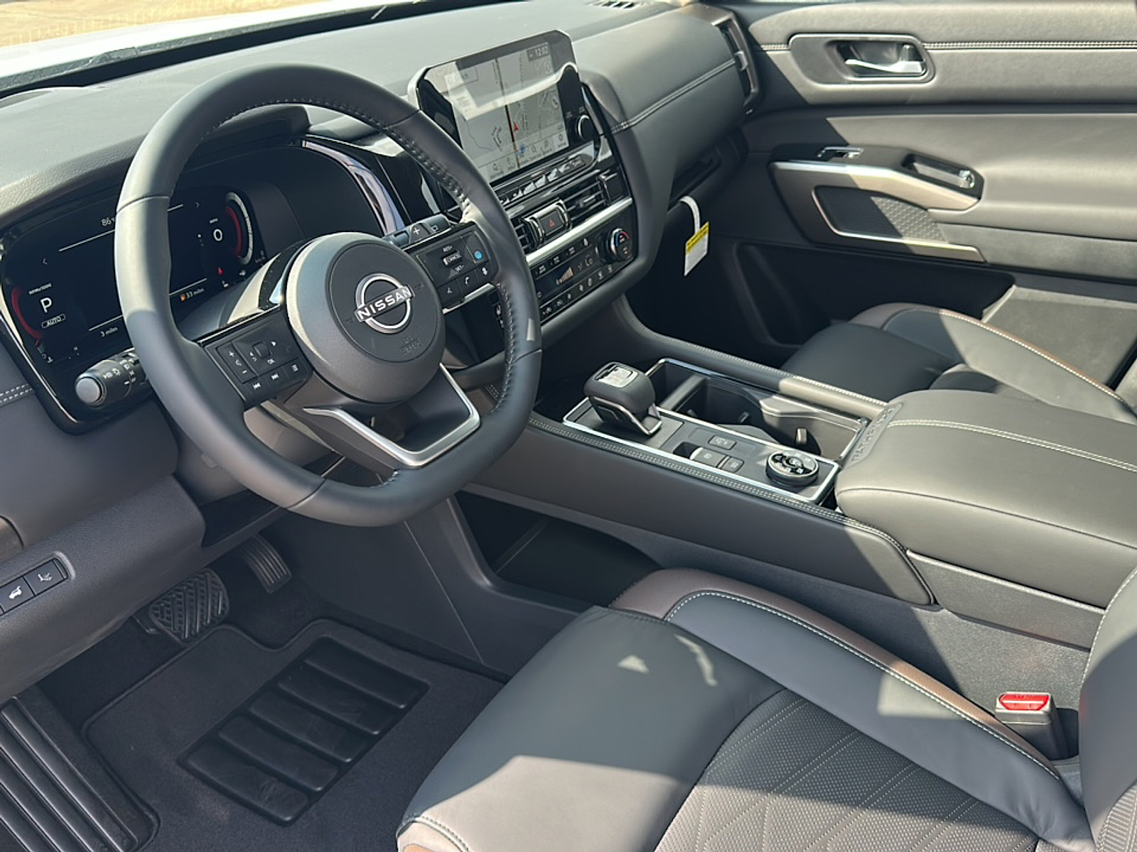 2025 Nissan Pathfinder Platinum photo 3