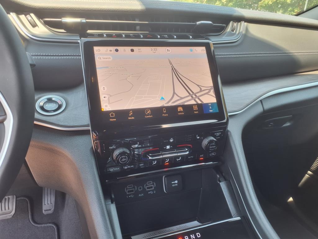 2025 Jeep Grand Cherokee Limited photo 2