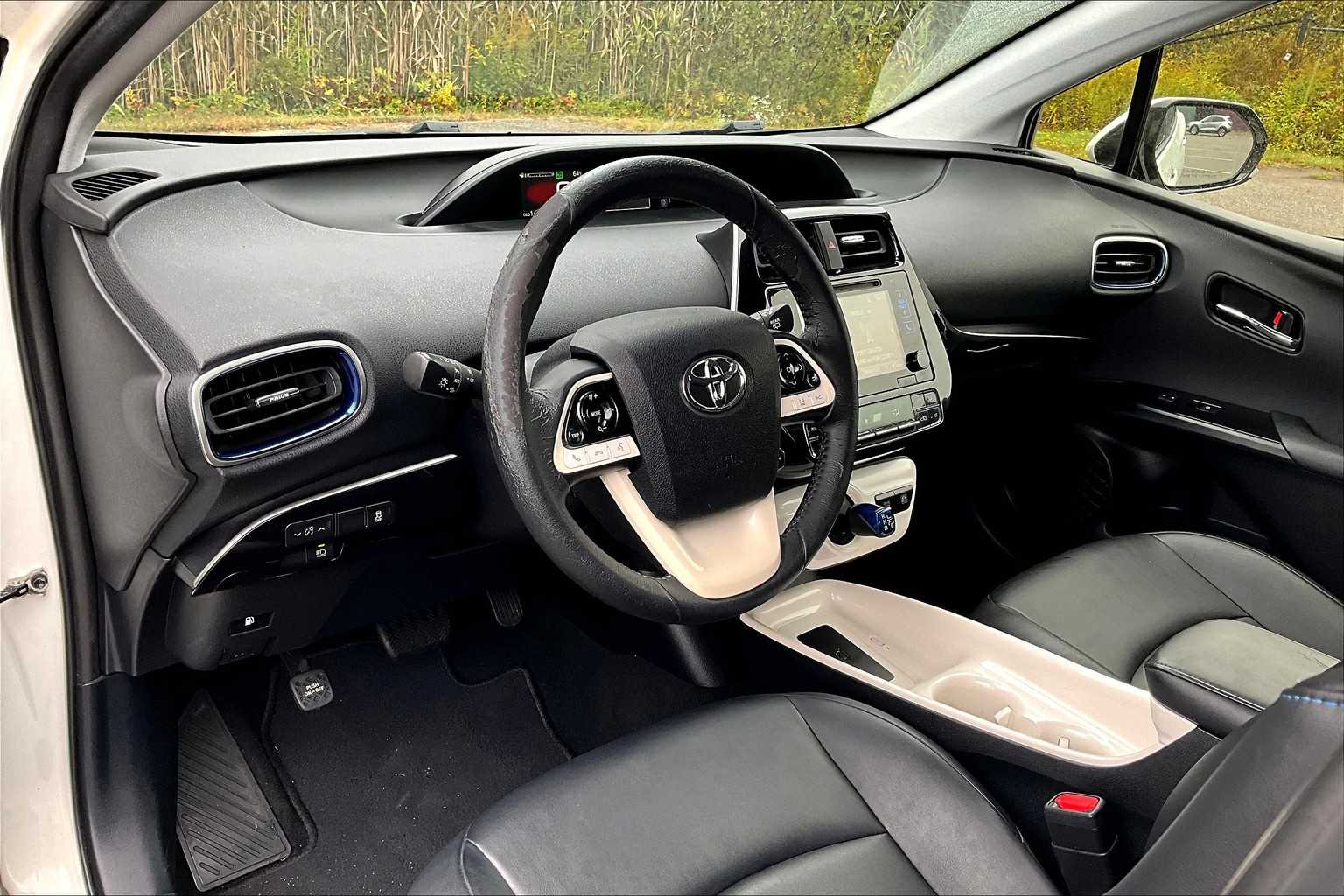 2016 Toyota Prius Three Touring photo 17