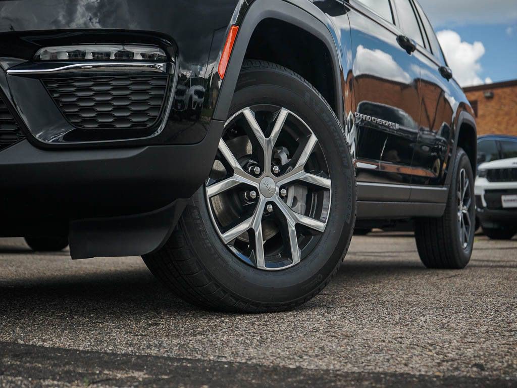 2025 Jeep Grand Cherokee Limited photo 4