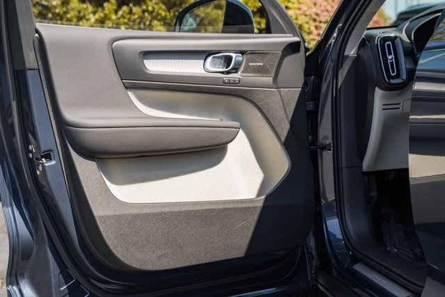 2026 Volvo XC40 photo 28