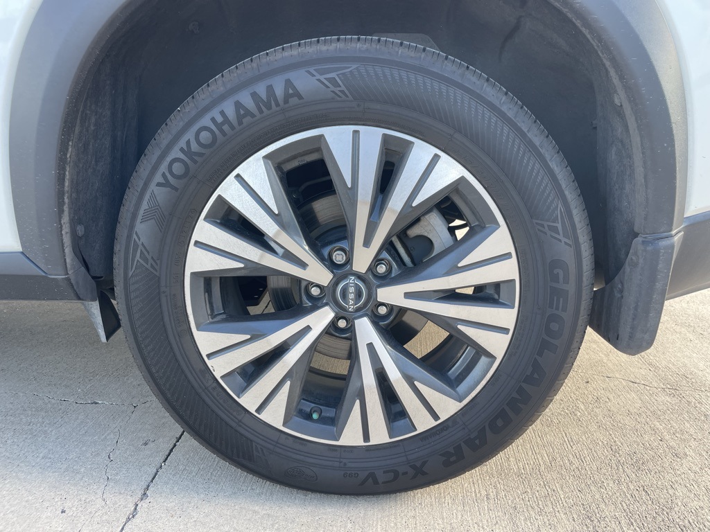 2022 Nissan Rogue SV photo 17