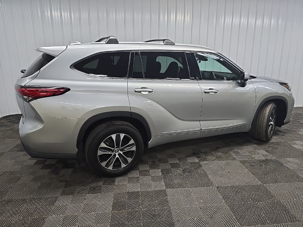 2022 Toyota Highlander XLE photo 3
