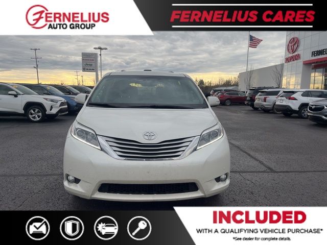 2017 Toyota Sienna Limited Premium photo 3