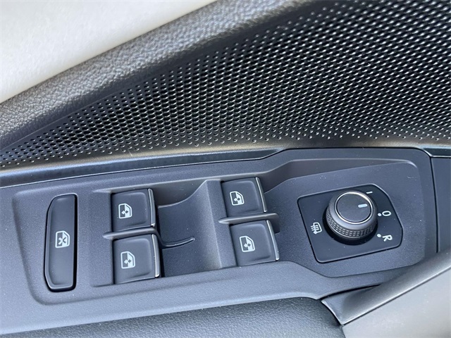 2025 Volkswagen Tiguan SE photo 18