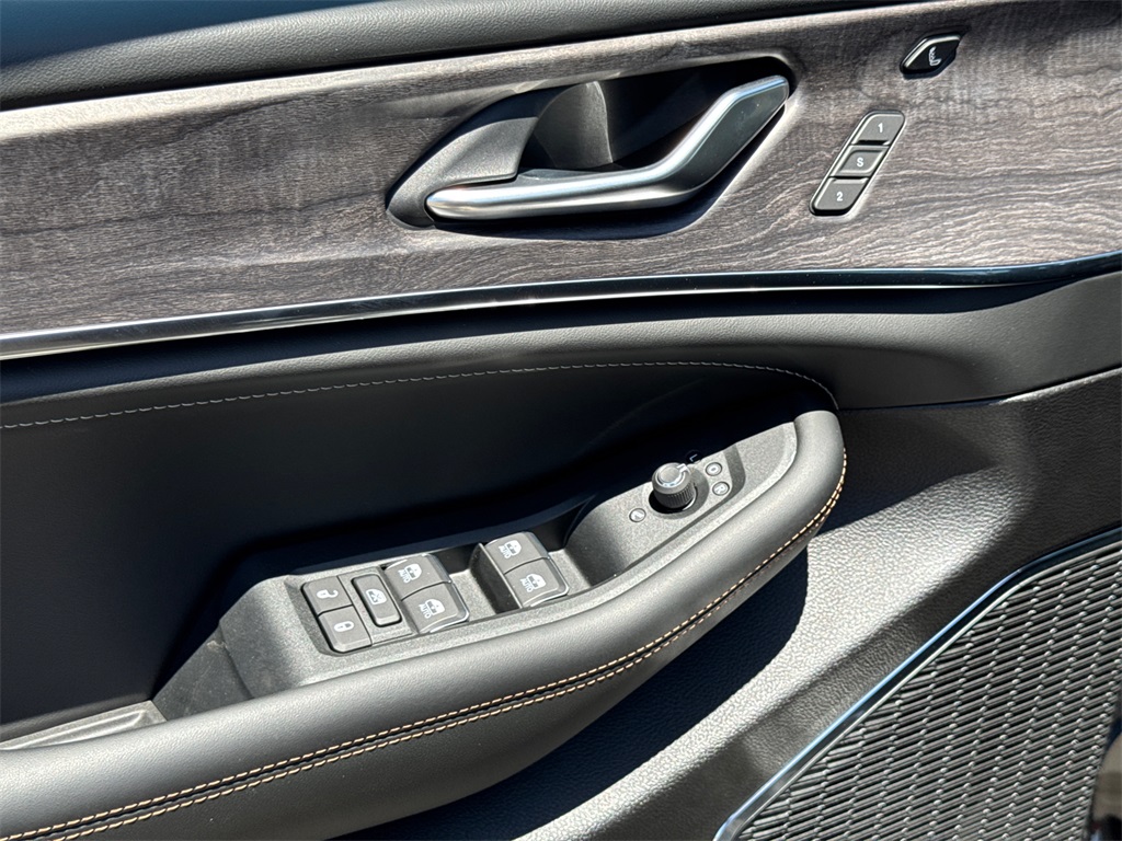 2025 Jeep Grand Cherokee Overland photo 25