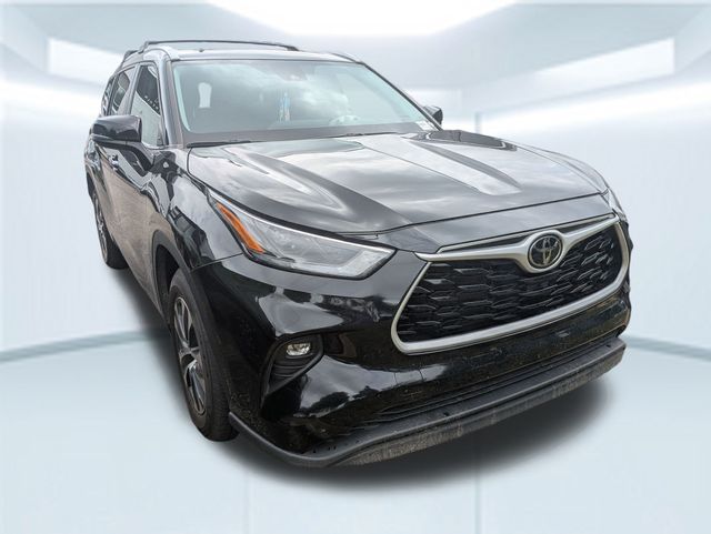 2023 Toyota Highlander L photo 3