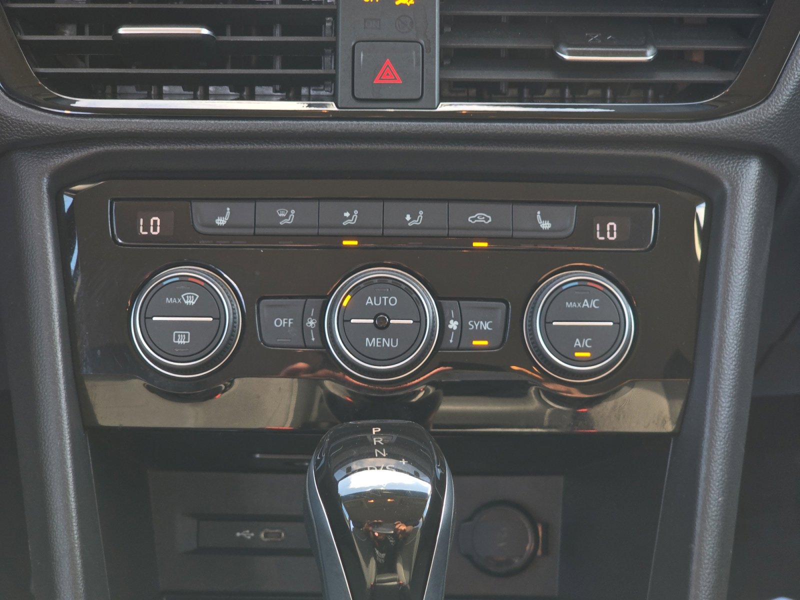2024 Volkswagen Taos SE photo 16