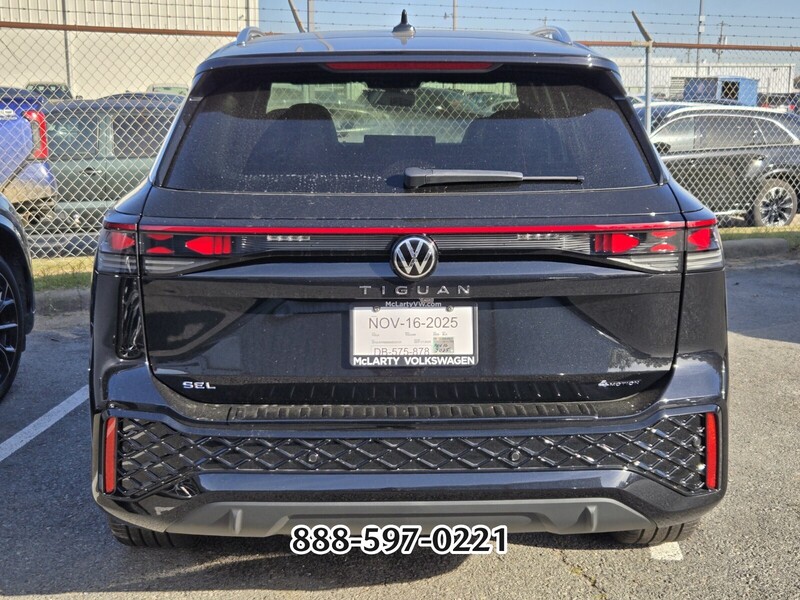 2025 Volkswagen Tiguan SEL R-Line Black photo 4