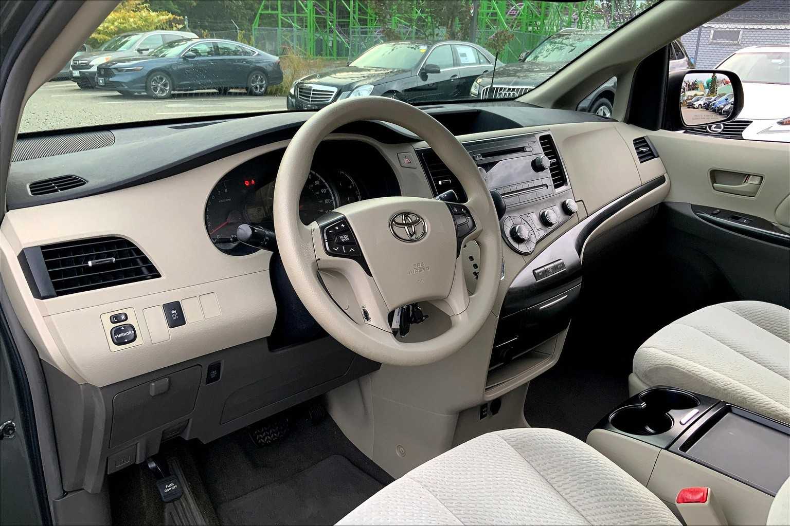 2011 Toyota Sienna LE photo 17