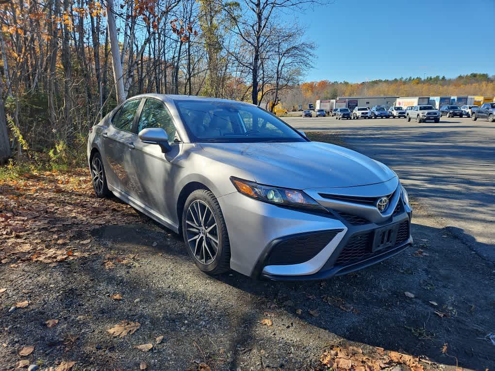 2024 Toyota Camry SE's photo