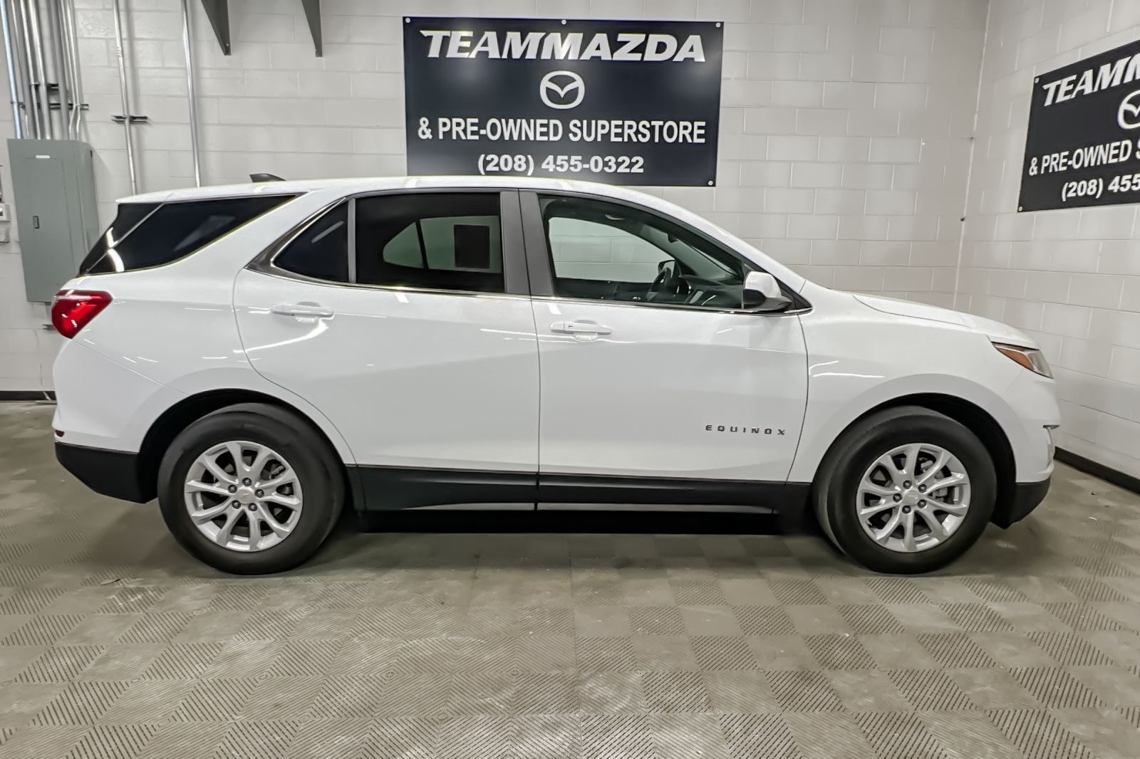 2021 Chevrolet Equinox LT photo 2