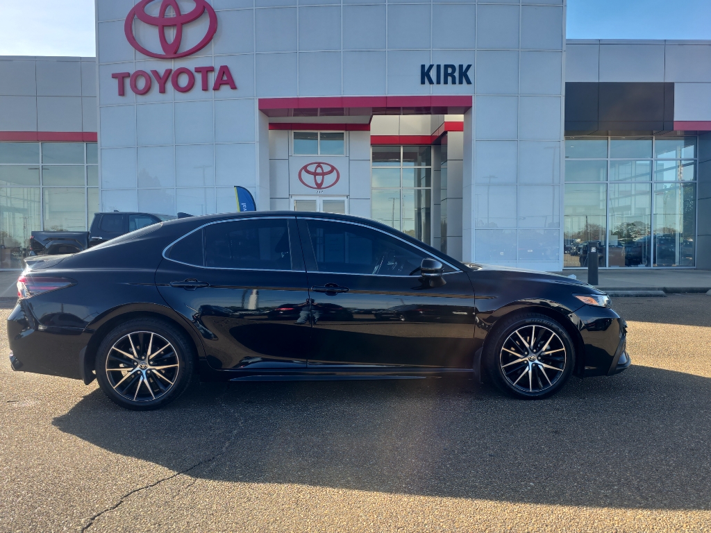 2021 Toyota Camry SE's photo