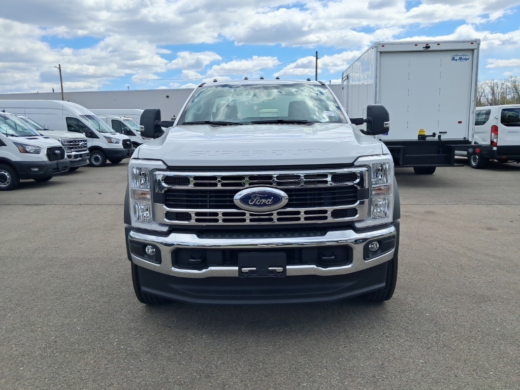 2025 Ford F-600 photo 2