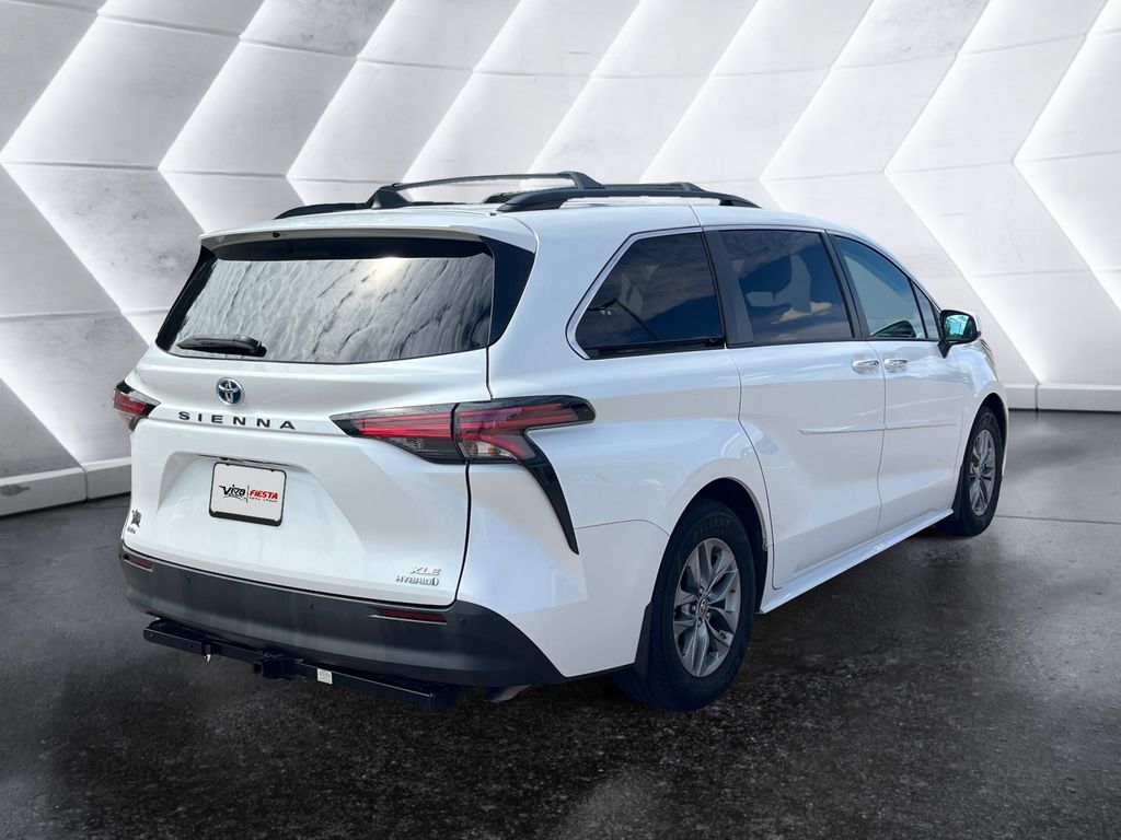 2022 Toyota Sienna XLE photo 4