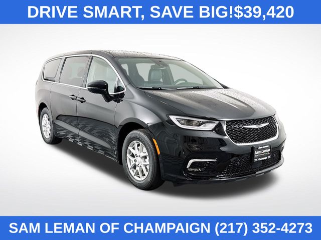 2026 Chrysler Pacifica Select's photo