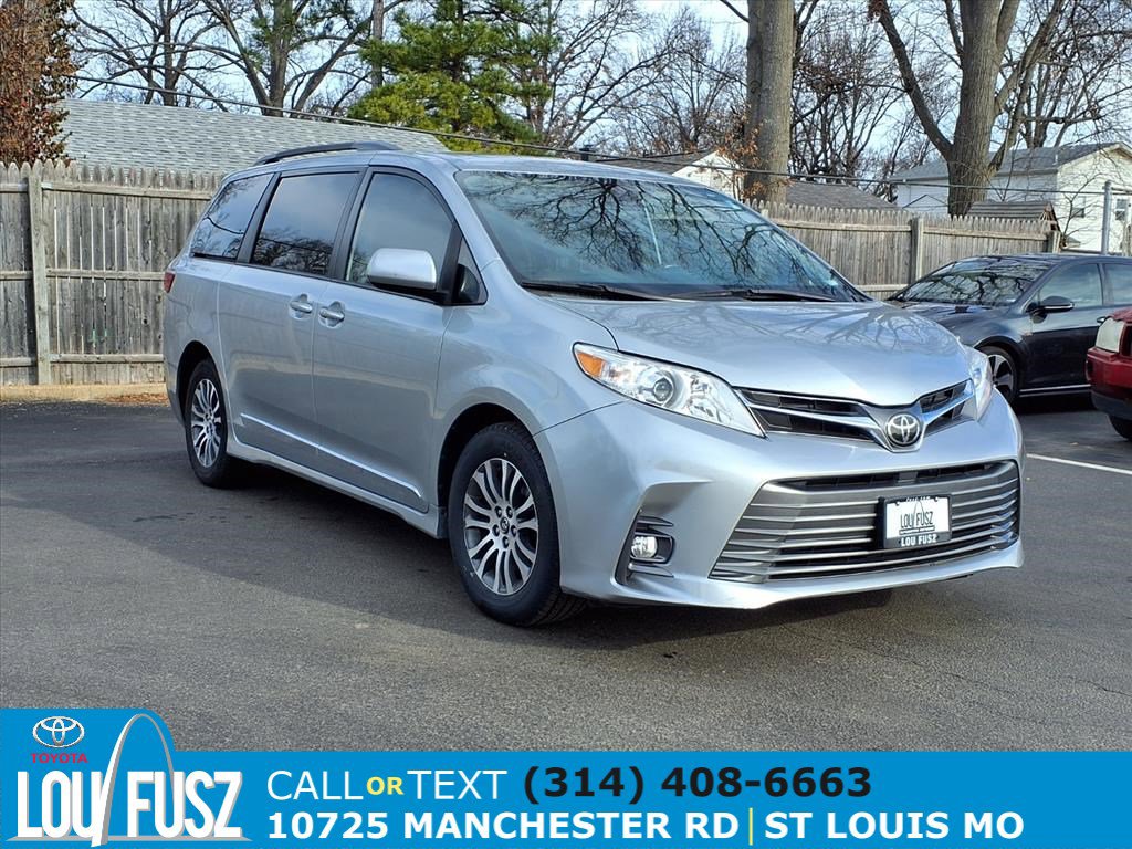 2019 Toyota Sienna XLE's photo