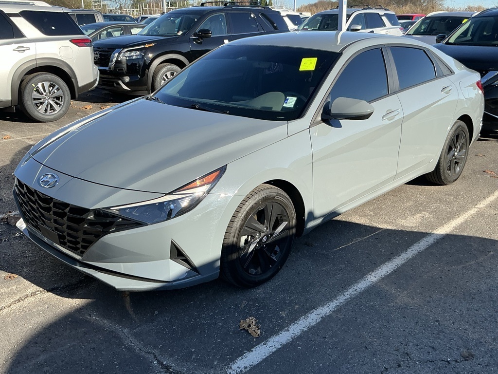 2021 Hyundai Elantra SEL photo 2