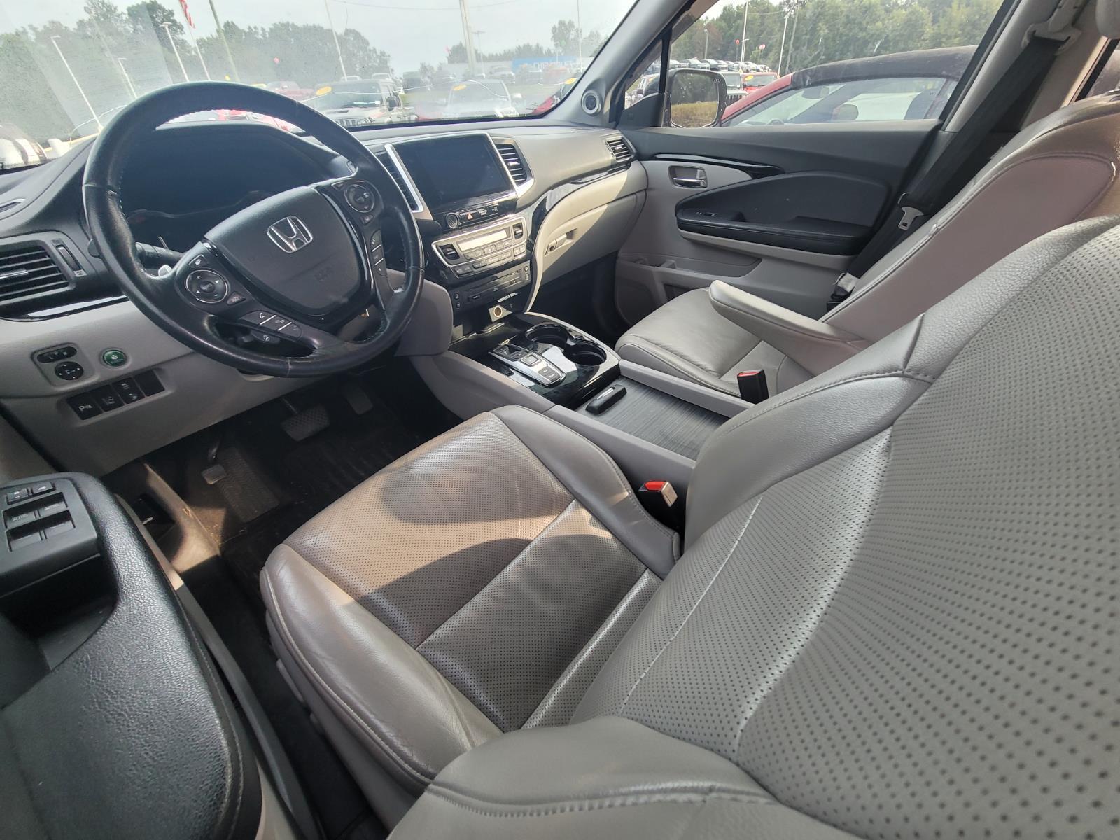 2016 Honda Pilot Elite photo 11