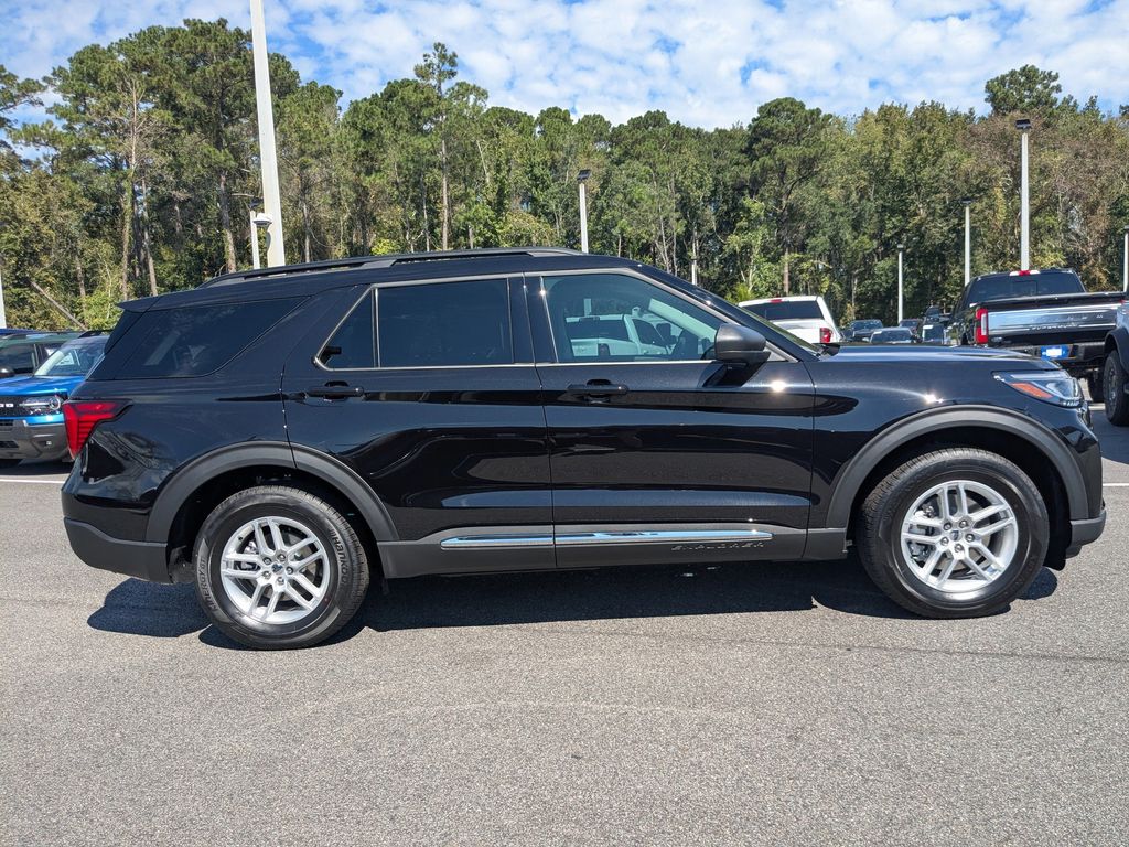 2025 Ford Explorer photo 3