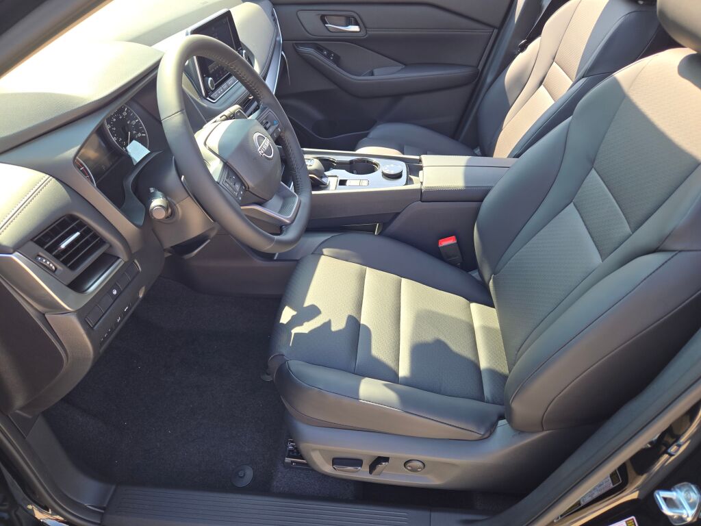 2026 Nissan Rogue SV photo 17