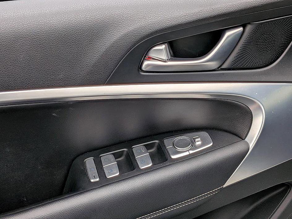 2023 Genesis G70 2.0T photo 13