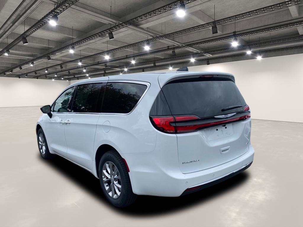 2026 Chrysler Pacifica photo 2