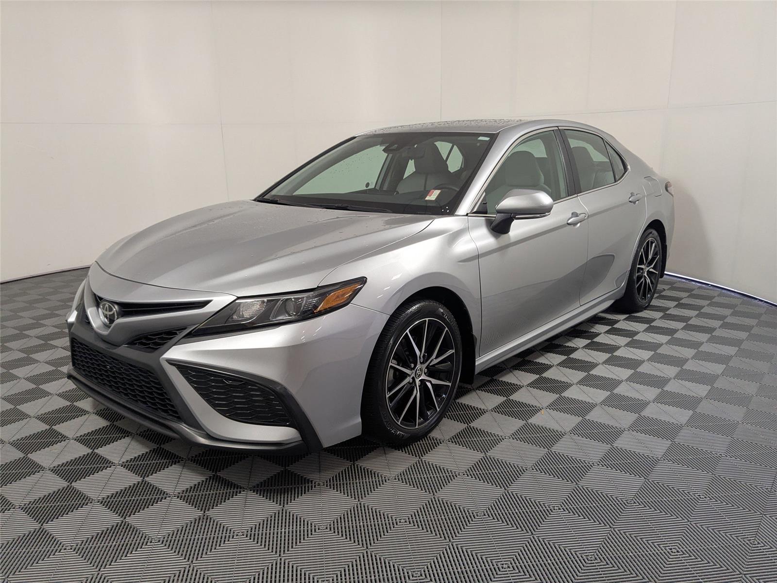 2022 Toyota Camry SE's photo