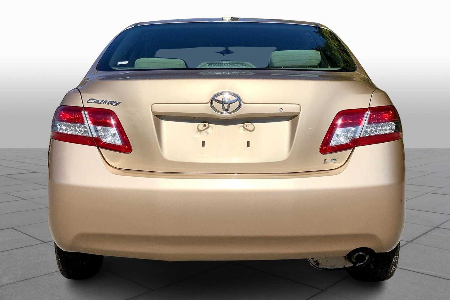 2010 Toyota Camry LE photo 4